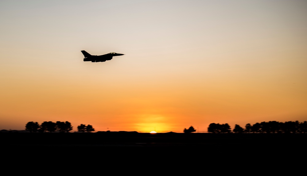 Kunsan F-16 dusk takeoffs