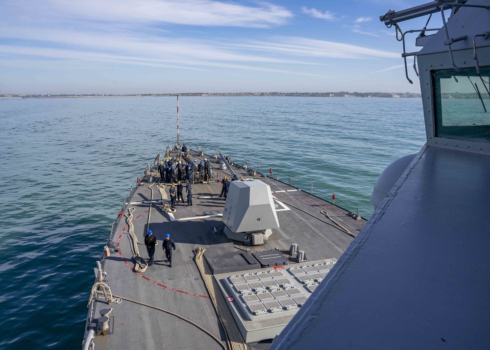 USS Gridley Prepares to Enter Naval Station Rota