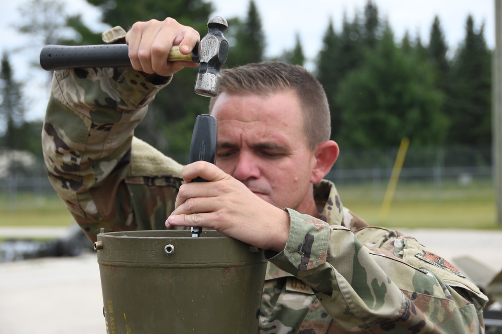 178 LRS munition systems specialists train on building bombs