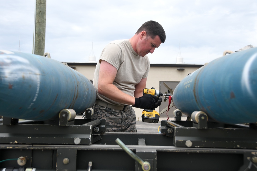 178 LRS munition systems specialists train on building bombs