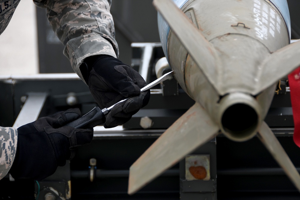 178 LRS munition systems specialists train on building bombs