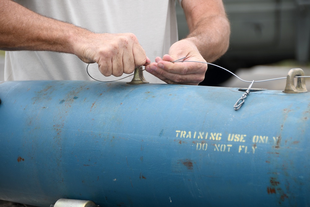 178 LRS munition systems specialists train on building bombs