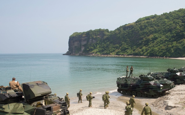 Japanese service members, Philippine and U.S. Marines conduct amphibious landing