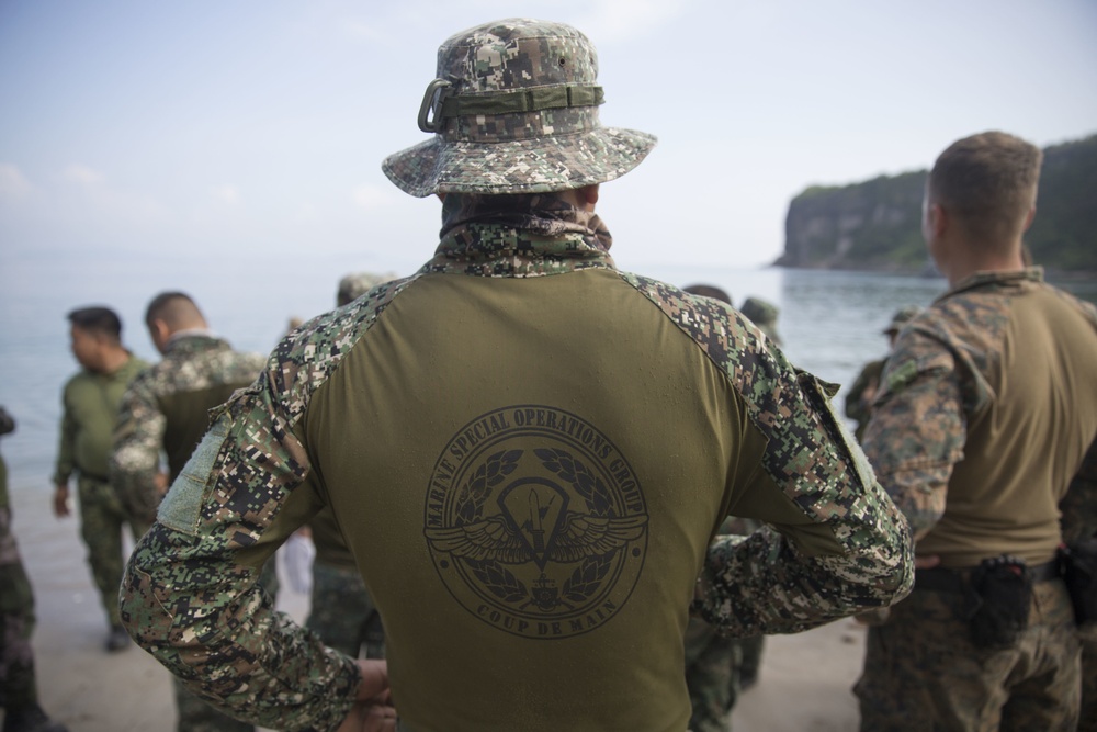Philippine Marines, US Marines, JGSDF soldiers share stories during KAMANDAG 3