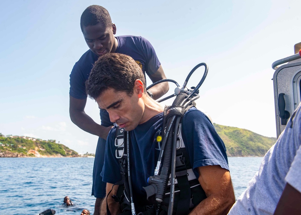 Comfort Holds Joint Training with St Kitts and Nevis Coast Guard