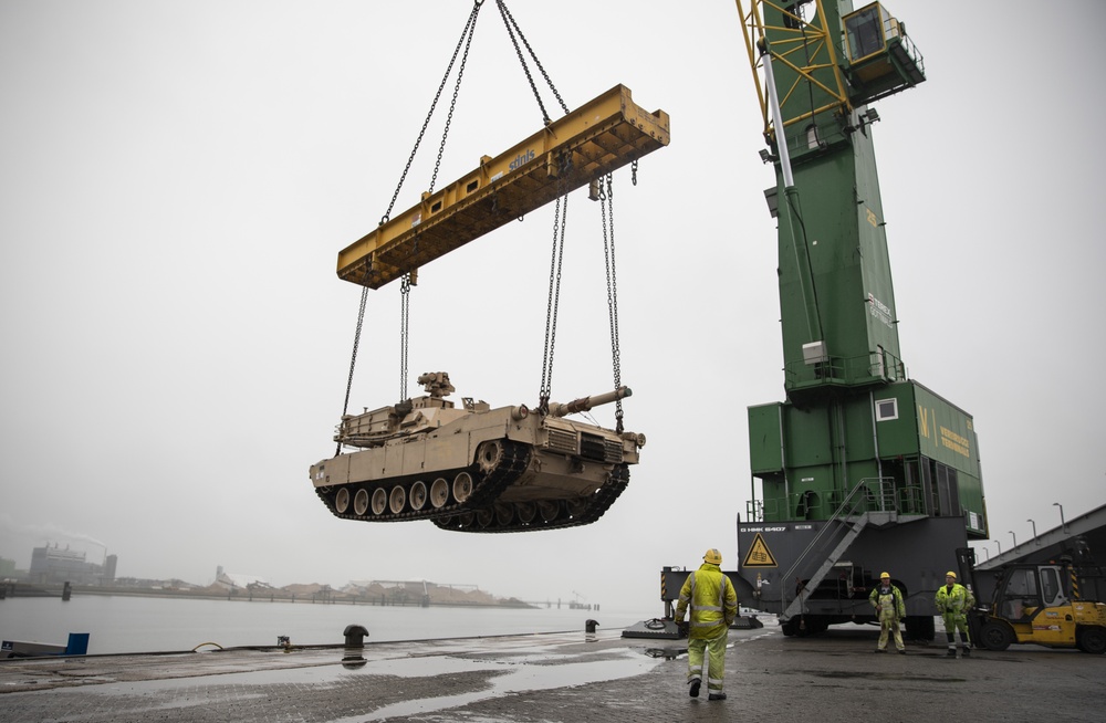 Low-barge transportation operation enhances Atlantic Resolve capabilities