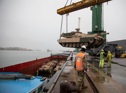 Low-barge transportation operation enhances Atlantic Resolve capabilities