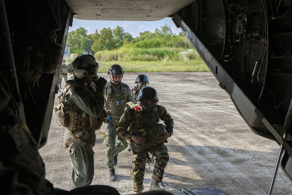 VMM-262, Philippine Soldiers conduct jump training during KAMANDAG 3