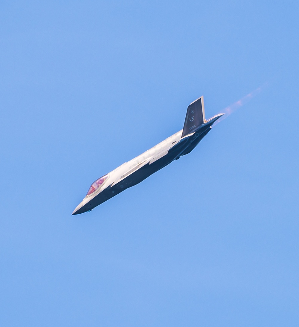 F-35 Demo Team soars over San Francisco Fleet Week