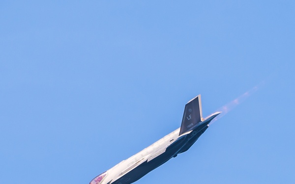 F-35 Demo Team soars over San Francisco Fleet Week