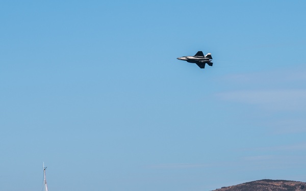 F-35 Demo Team soars over San Francisco Fleet Week