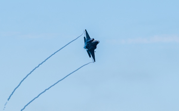 F-35 Demo Team soars over San Francisco Fleet Week
