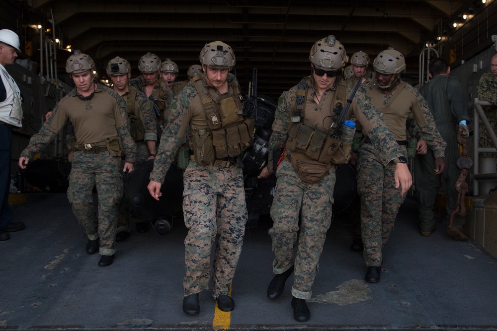 US, PH Recon Marines conduct VBSS, amphibious operations during KAMANDAG 3