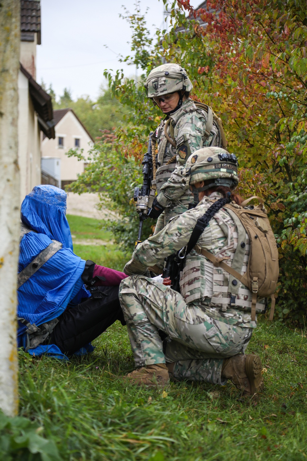 Georgian soldiers provide medical aid