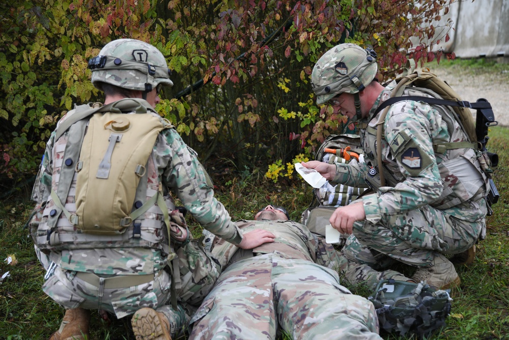 Georgian soldiers provide medical aid