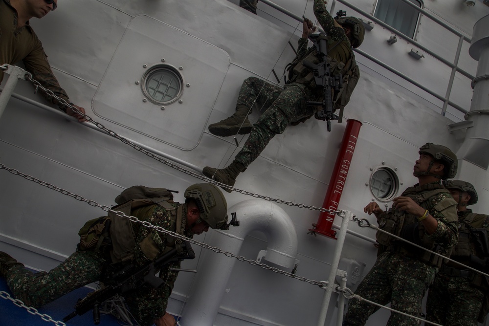 US Marines, Philippine Marines, Coast Guard conduct VBSS during KAMANDAG 3