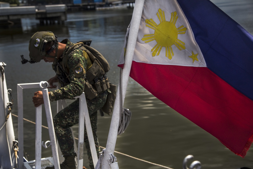 US Marines, Philippine Marines, Coast Guard conduct VBSS during KAMANDAG 3