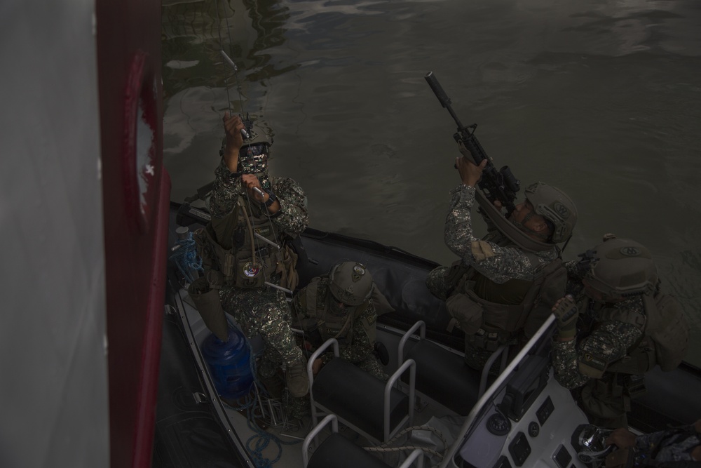 US Marines, Philippine Marines, Coast Guard conduct VBSS during KAMANDAG 3