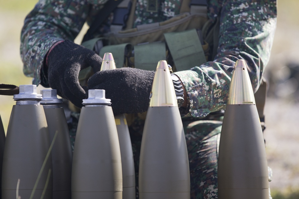 Philippine, US Marines conduct a bilateral artillery range during KAMANDAG 3