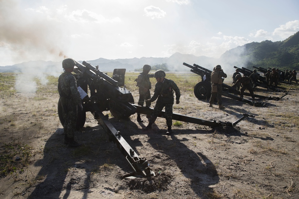 Philippine, US Marines conduct a bilateral artillery range during KAMANDAG 3