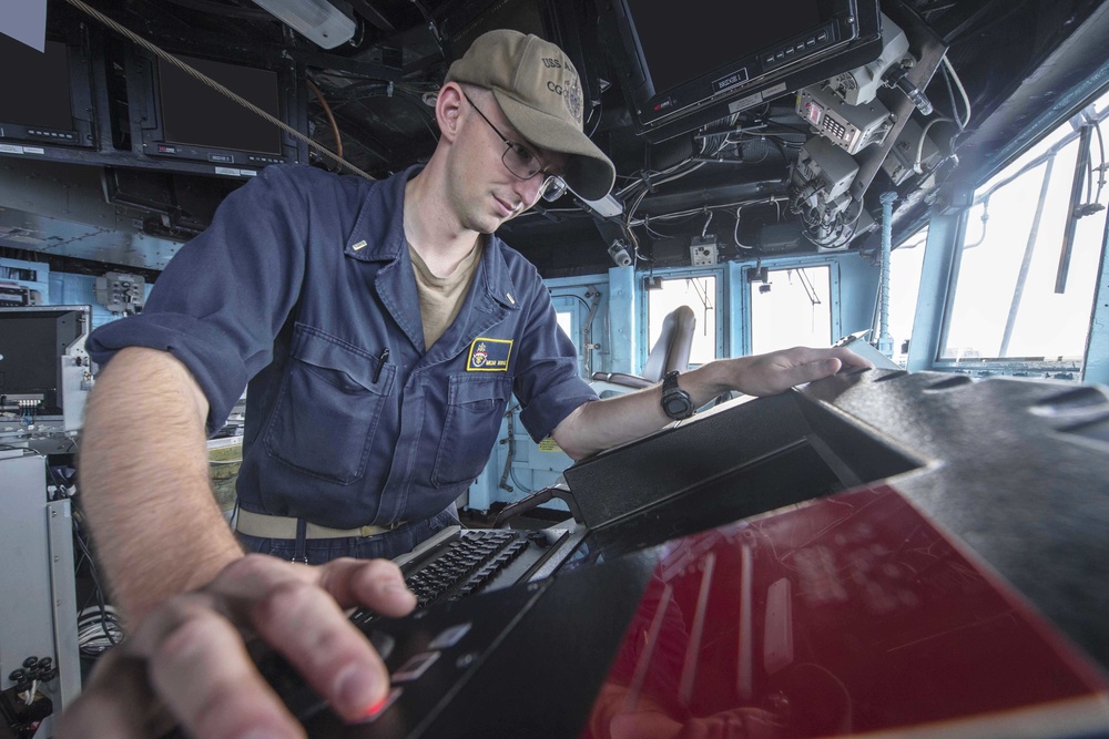 USS Antietam (CG 54) Sailor views monitor in ship’s bridge