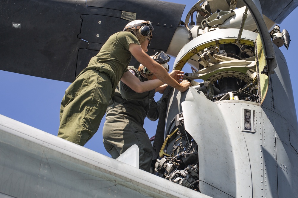 Marines with VMM-262 conduct maintenance during KAMANDAG 3