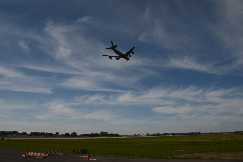 KC-135 fly