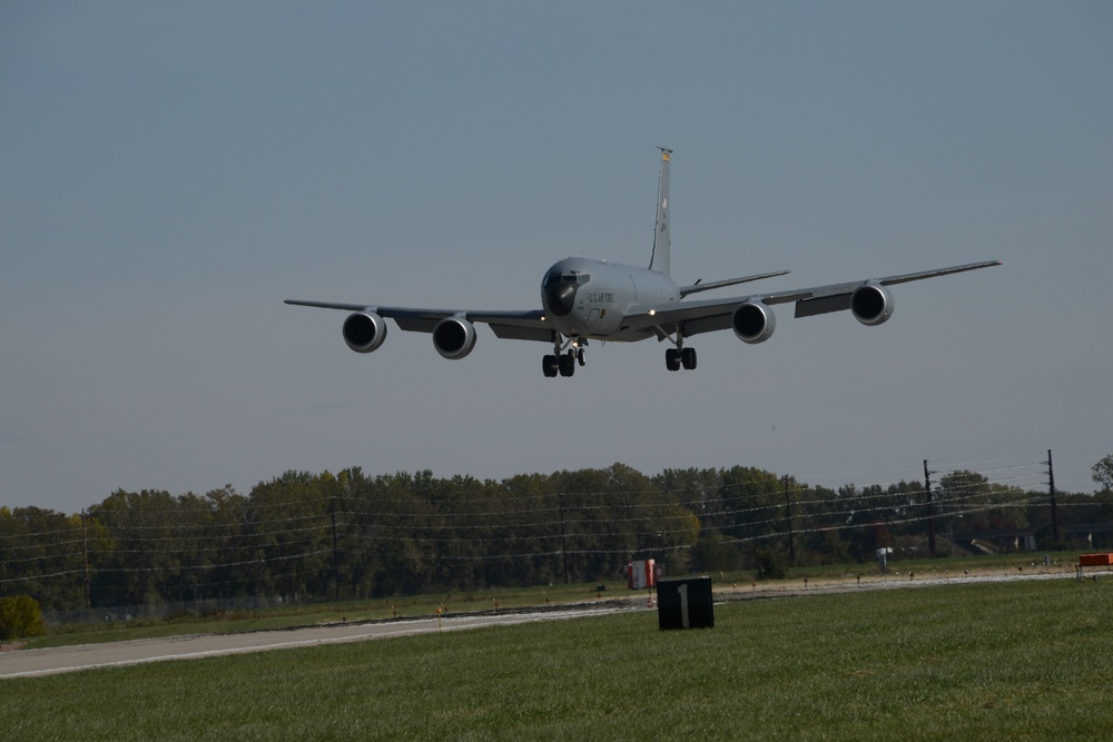 KC-135 landing