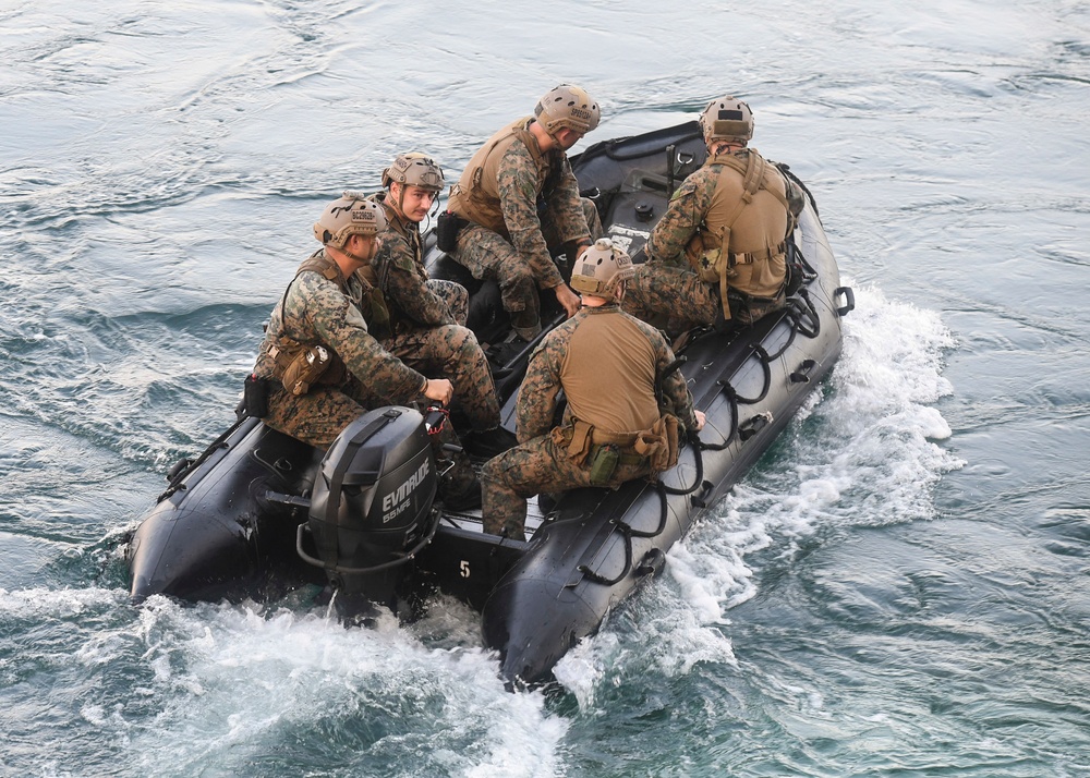 USS Germantown (LSD 42) participates in KAMANDAG 3