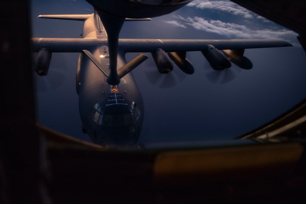 909th ARS refuels C-130J Super Hercules