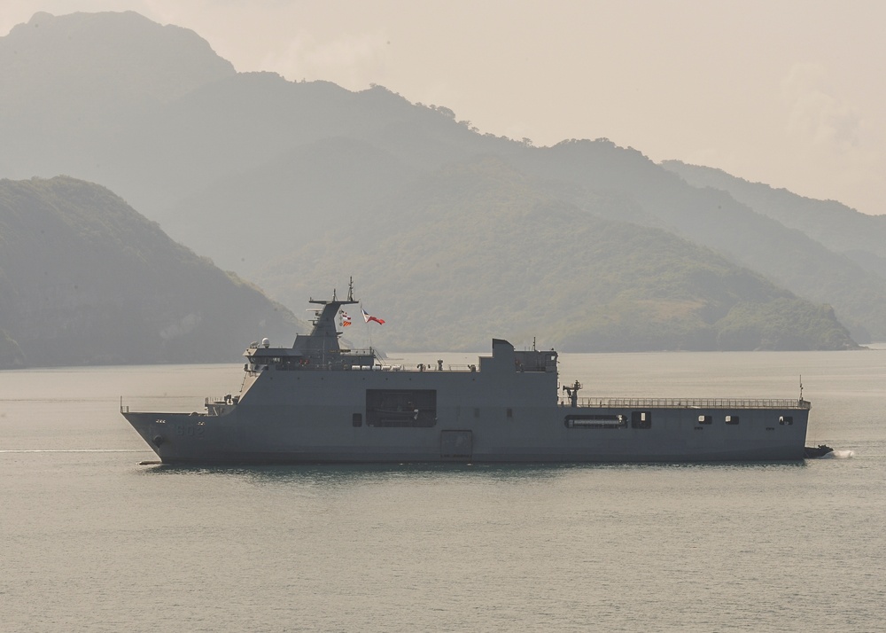 USS Germantown (LSD 42) participates in KAMANDAG 3