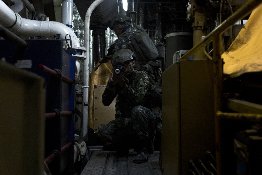 US Marines, Philippine Marines, Coast Guard conduct VBSS during KAMANDAG 3