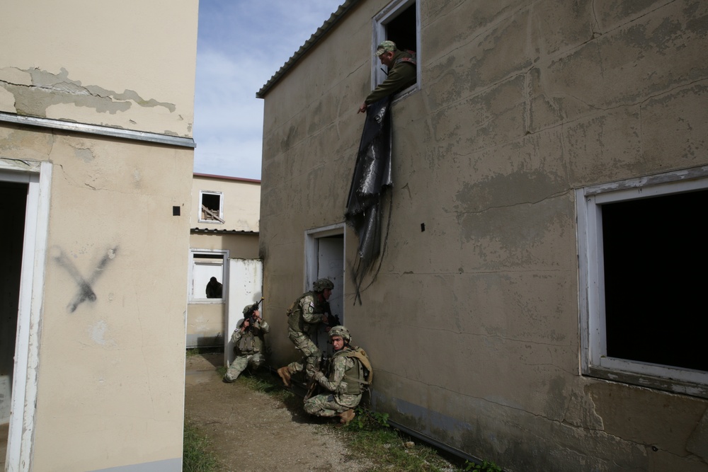 Georgian soldiers clear building