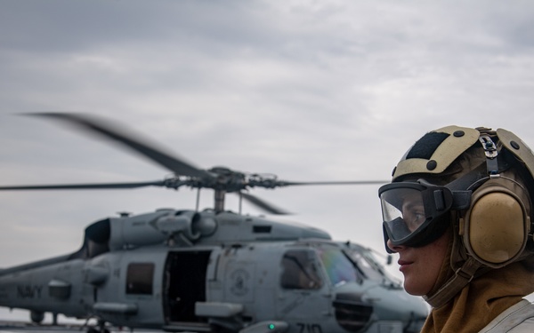 USS Porter (DDG 78) conducts Flight Quarters