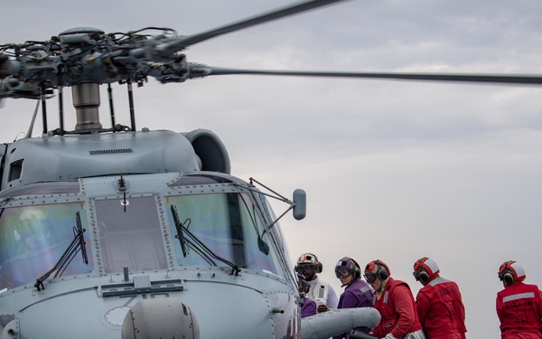 USS Porter (DDG 78) conducts Flight Quarters