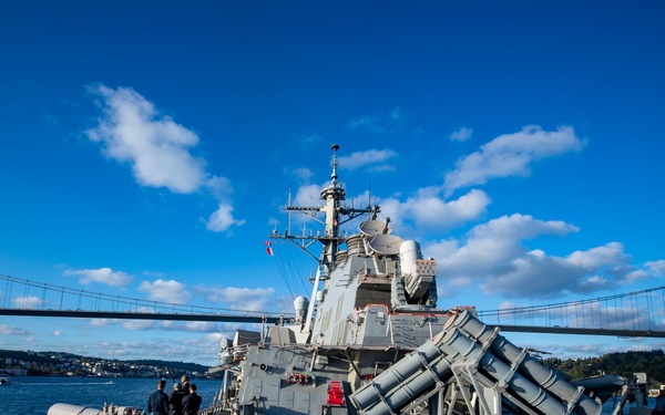 USS Porter (DDG 78) transits Bosphorus Strait