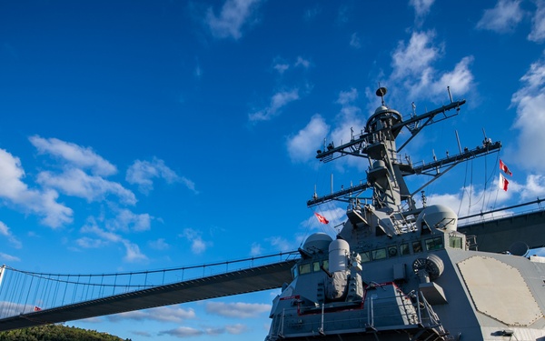 USS Porter (DDG 78) transits Bosphorus Strait