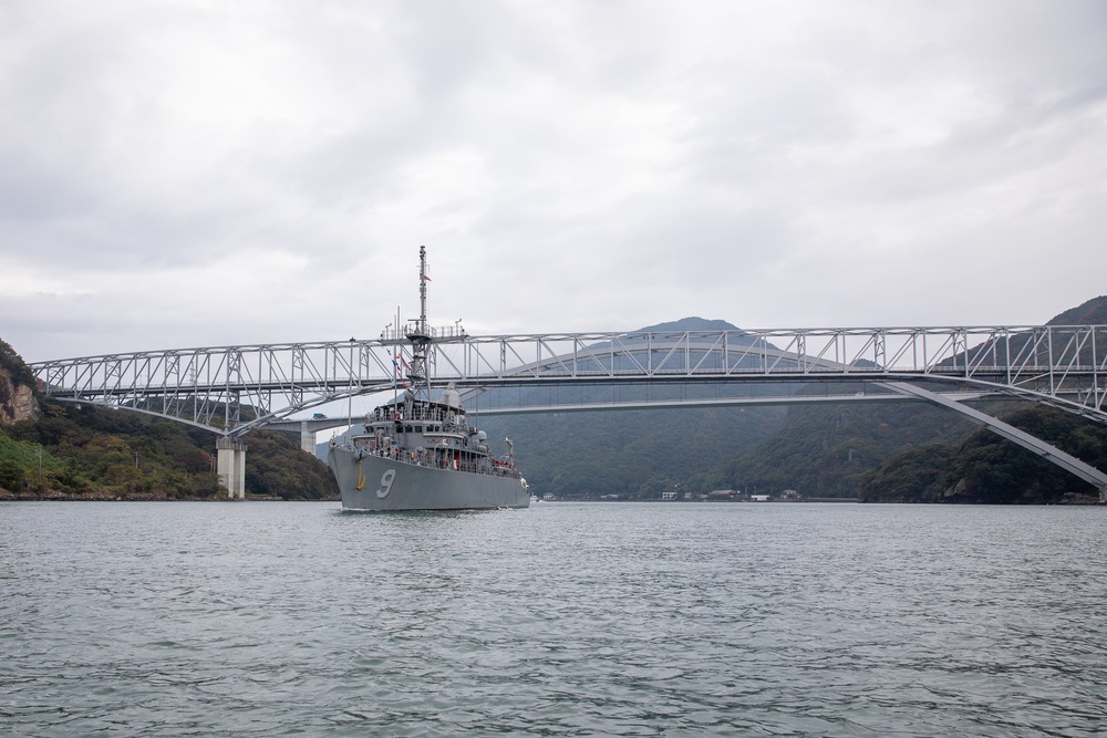 USS Pioneer (MCM 9) enters Uki city port