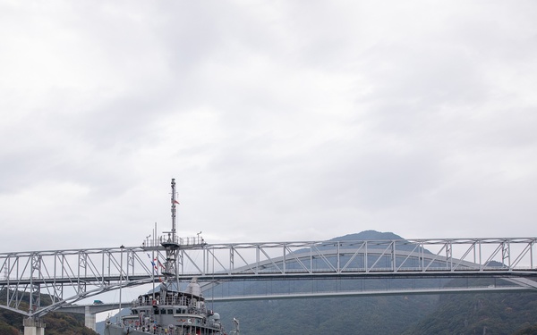 USS Pioneer (MCM 9) enters Uki city port