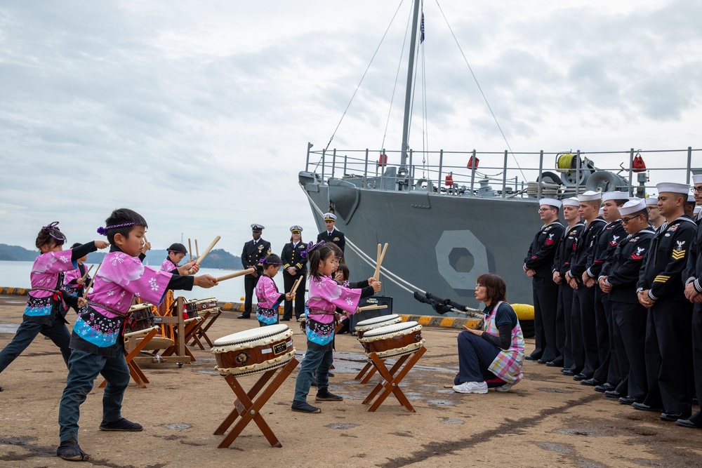 Local kindergarteners from Uki city give a musical performance on “Wadaiko,” a type of traditional Japanese drums for the crew of USS Pioneer (MCM 9)