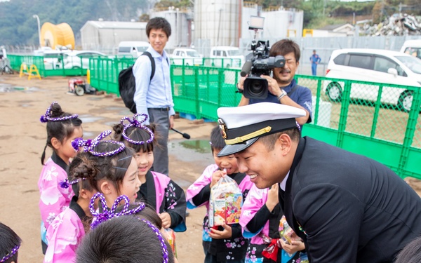 Lt. Saungwon Ko, communications officer of USS Pioneer (MCM 9), speaks with local kindergarteners from Uki city