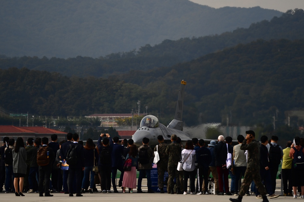 PACAF C-17, F-16 demo teams perform at Seoul ADEX 2019