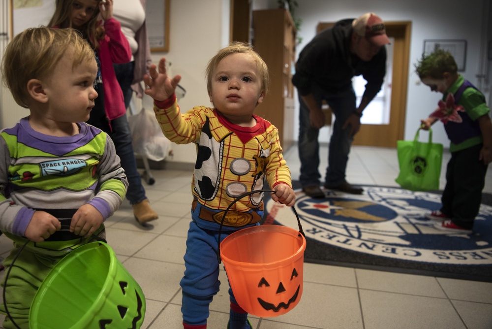Trick-or-treat: A&amp;FRC gives deployment-affected families something good to eat