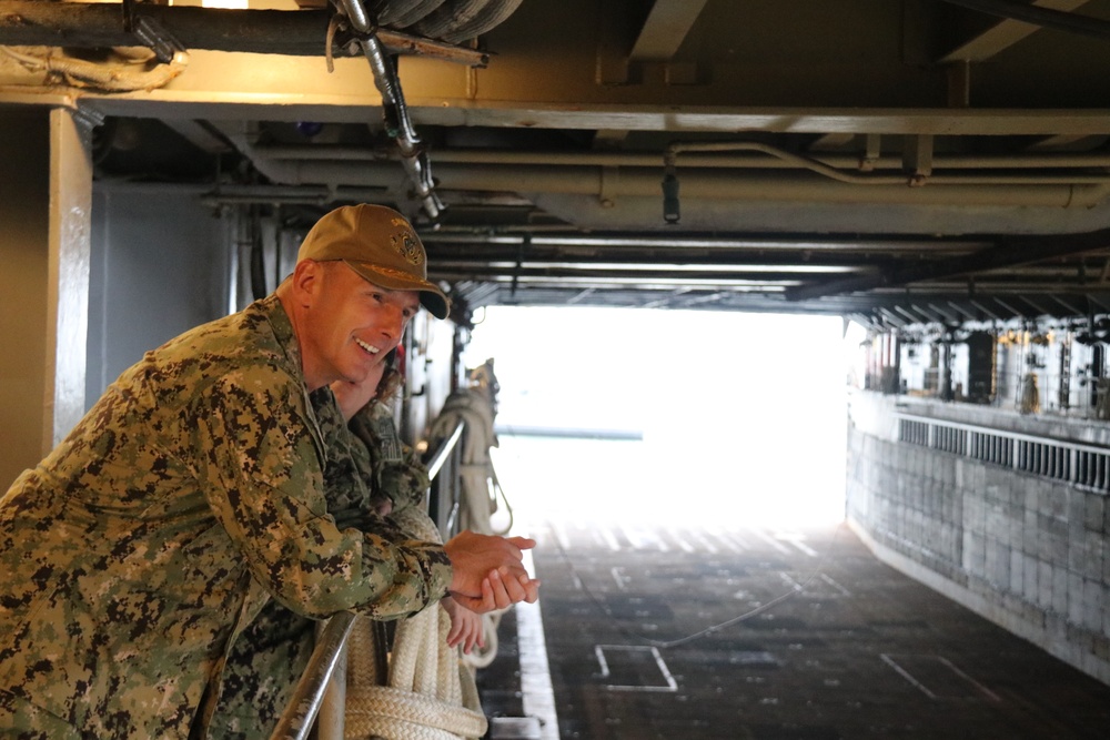 SMWDC Visits USS WHIDBEY ISLAND