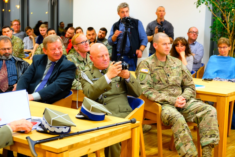 1ID FWD Soldiers Share Moments with Veterans from the Warsaw Uprising