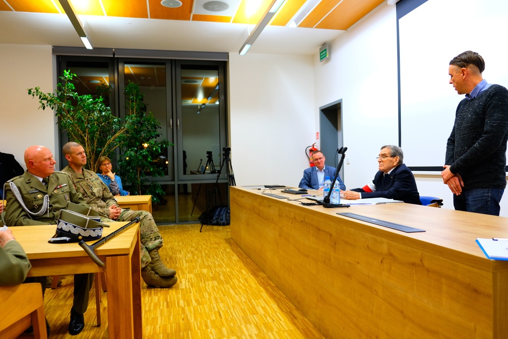 1ID FWD Soldiers Share Moments with Veterans from the Warsaw Uprising