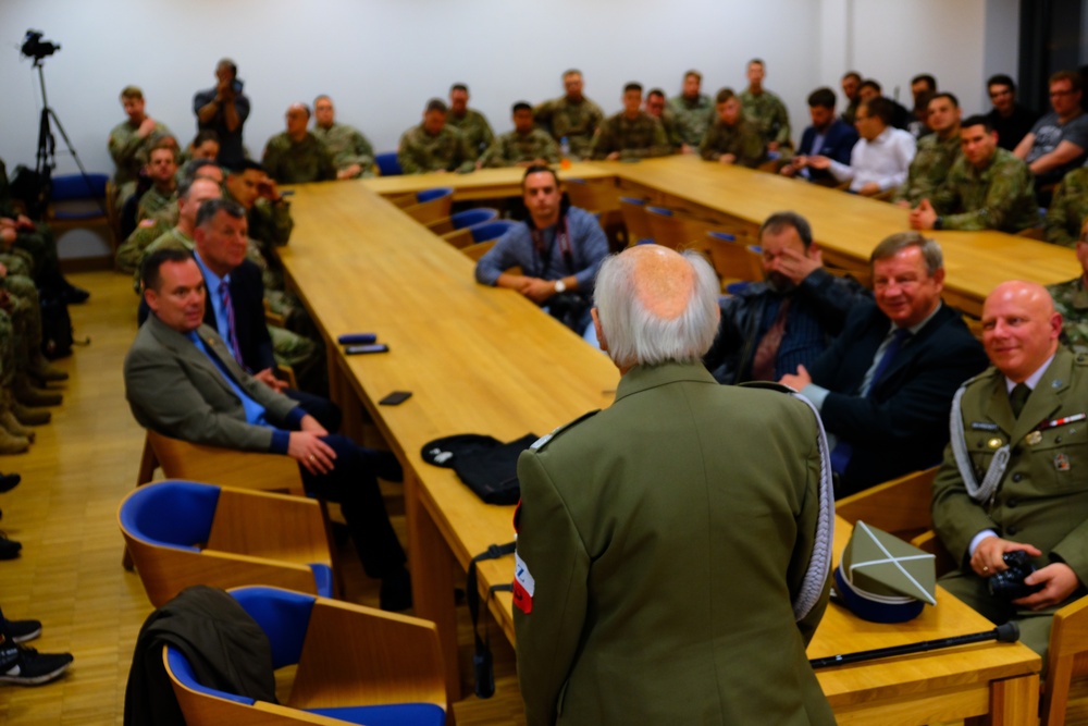 1ID FWD Soldiers Share Moments with Veterans from the Warsaw Uprising