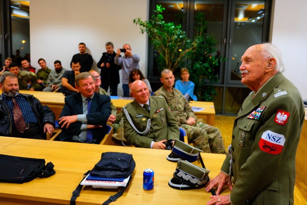 1ID FWD Soldiers Share Moments with Veterans from the Warsaw Uprising