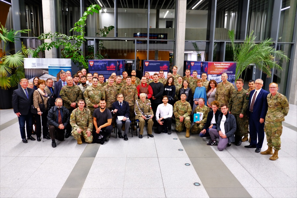 1ID FWD Soldiers Share Moments with Veterans from the Warsaw Uprising