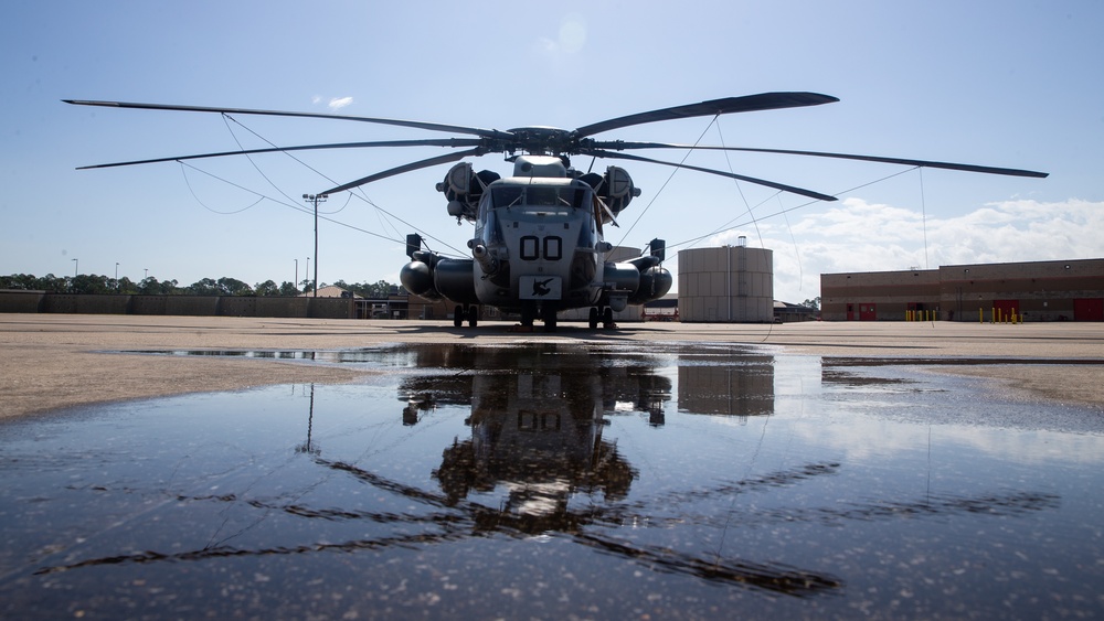 Marines with HMH-366 maintain CH-53E Super Stallion helicopters